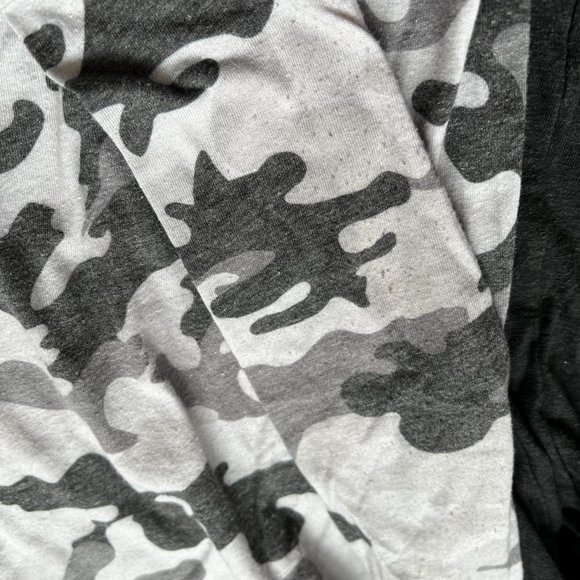 ✨5 for $25✨ Set of 2 Long Sleeve Tees - New Balance Camo and Skeleton St… - Picture 7 of 9